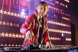 Este verano, el dj y productor (por decir algo) DAVID GUETTA, ofrecerá 3 macro sesiones en España, a precio reducido.