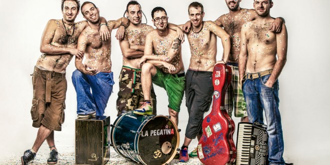 Nuevo single y video de «El Curandero» de la Pegatina. Gira latinoamericana de La Pegatina.