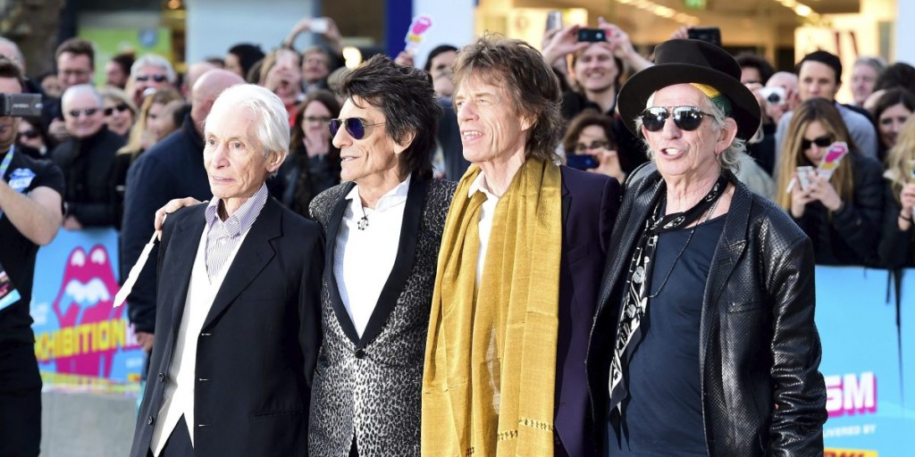 LOND01 LONDON (REINO UNIDO) 04/04/2016 .- (i-d) Los cuatro miembros de los Rolling Stones, Charlie Watts, Ronnie Wood, Mick Jagger y Keith Richards, a su llegada a la gala de inauguración de la exposición "Exhibisionism" (Exhibicionismo) en la Saatchi Gallery de Londres, Reino Unido, hoy, 4 de abril de 2016. El grupo de rock protagoniza la primera exposición internacional que la galería londinense dedica a uno de los más importantes iconos de la música. EFE/Ian West PROHIBIDO SU USO EN REUNO UNIDO E IRLANDA